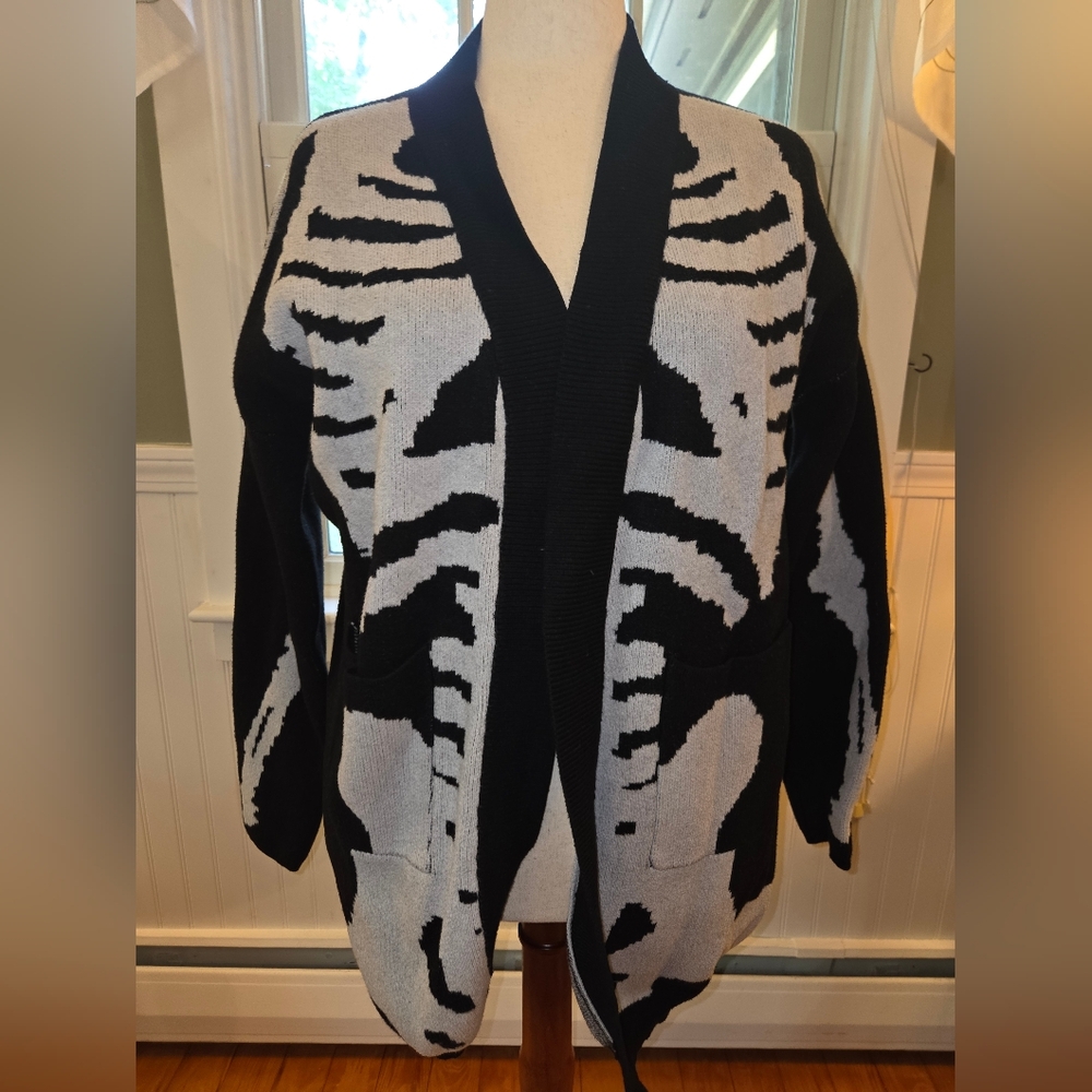 Unique Vintage Magnolia Place Black & White Skeleton Open Long Cardigan - Picture 2 of 4
